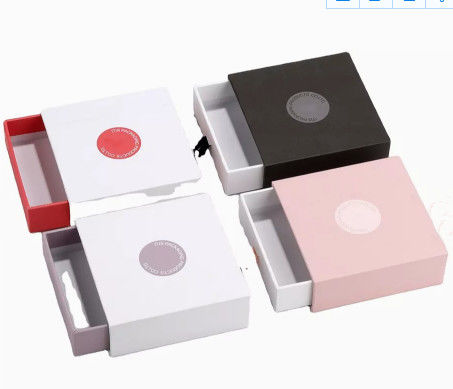 กล่องบรรจุภัณฑ์เครื่องประดับแหวน Pantone กล่องของขวัญกระดาษคราฟท์วานิช
